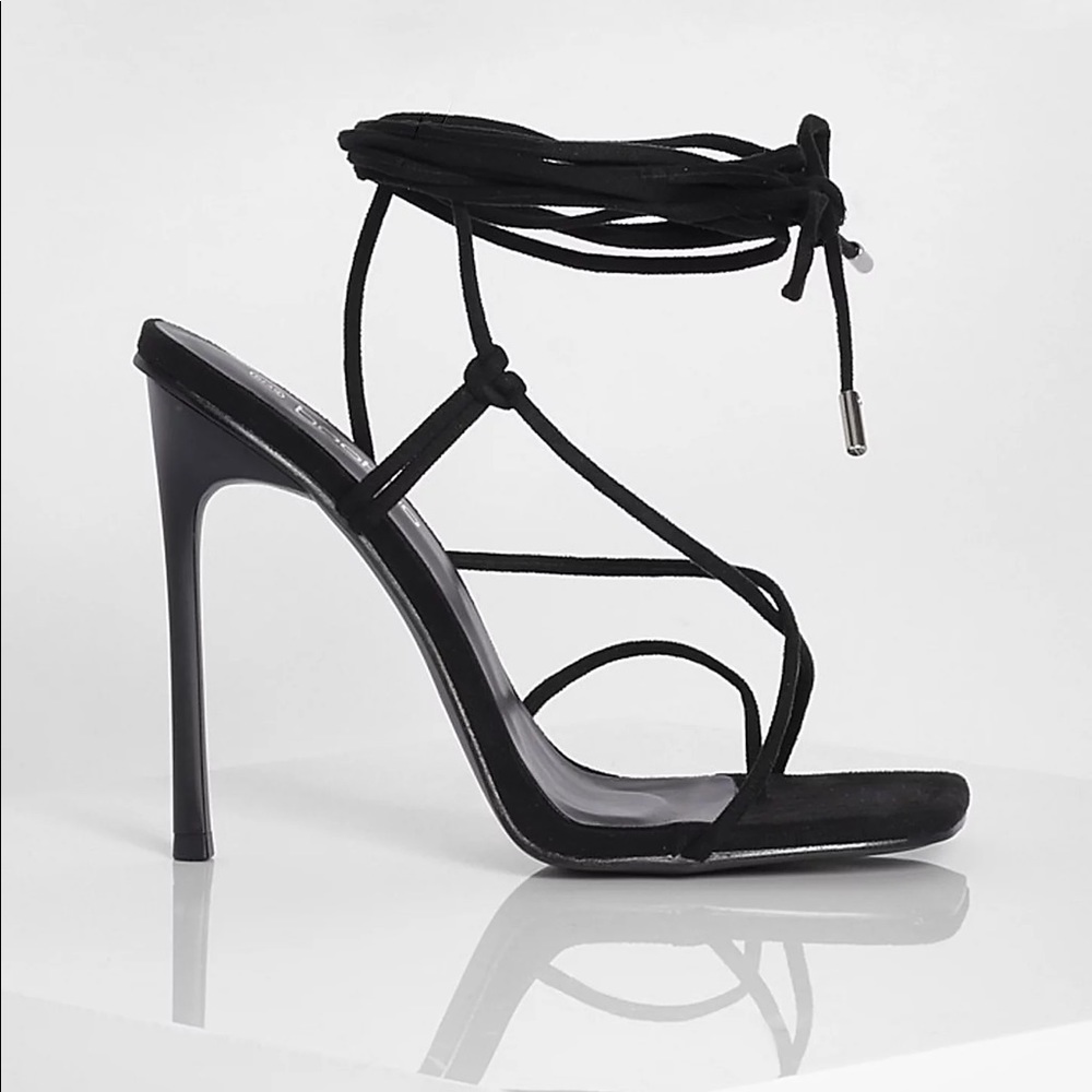 Boohoo Size 8 or 39 black lace up heel